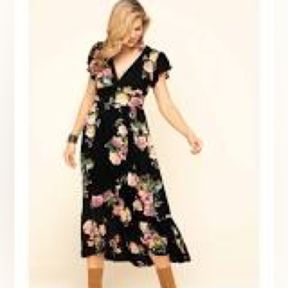 Band of Gypsies Dresses & Skirts - NWT Band of Gypsies Women's Black Floral Print Maxi Dress